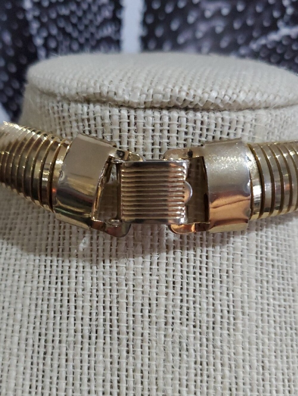 Gold-Tone Omega Ribbed Collar Necklace with Blue Stone Center Vintage Chunky - Picture 7 of 11